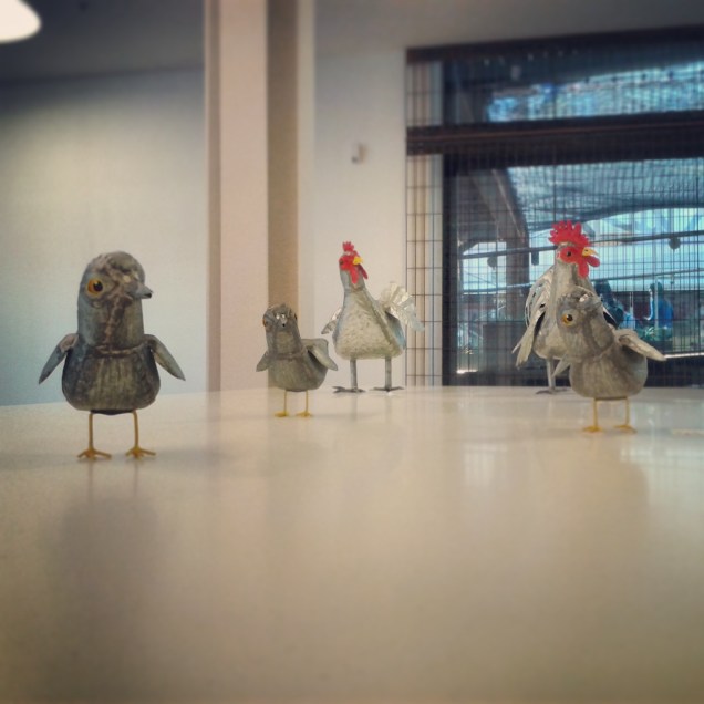 Famigliola di polli in metallo