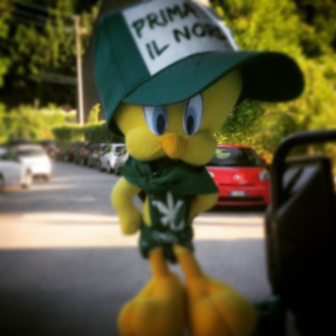 Una mascotte del raduno della Lega