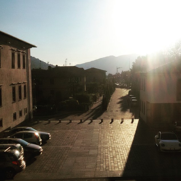 Scatto fotografico dal portico dell'abbazia di Pontida