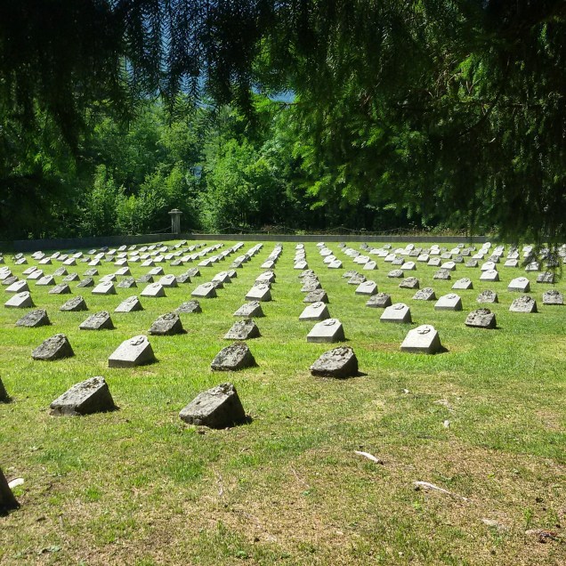 Alcune lapidi nel cimitero militare di Bovec