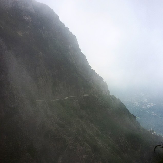 Cominciava la nebbia, proseguendo si sarebbe fatta più fitta