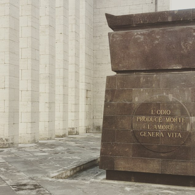 L'Ara posta nella parte centrale del monumento