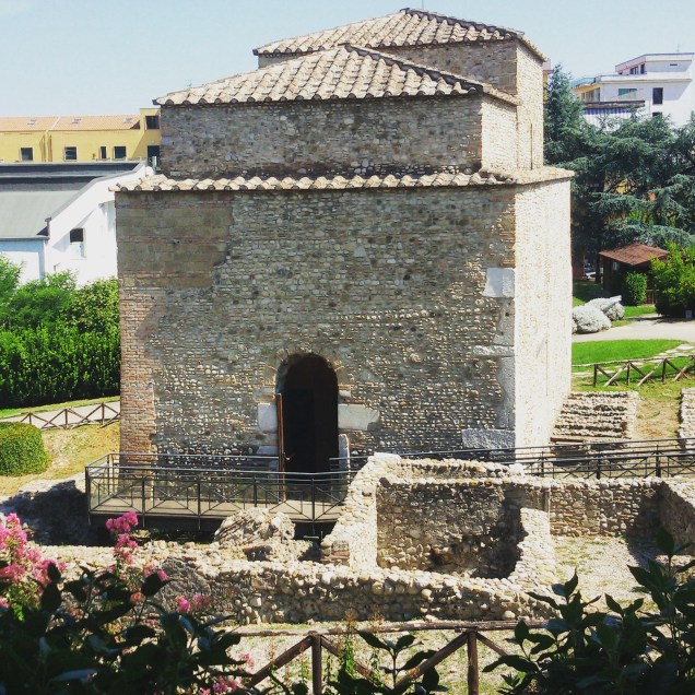 Il retro della chiesa di Sant'Ilario e alcuni reperti archeologici 