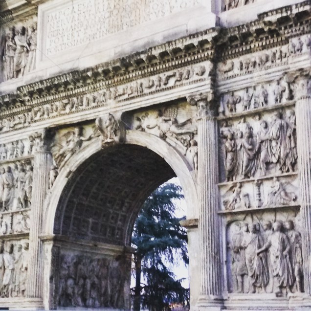 L'Arco di Traiano fotografato da vicino