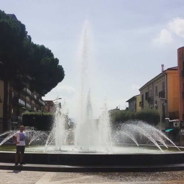 La grande fontana antistante la stazione ferroviaria