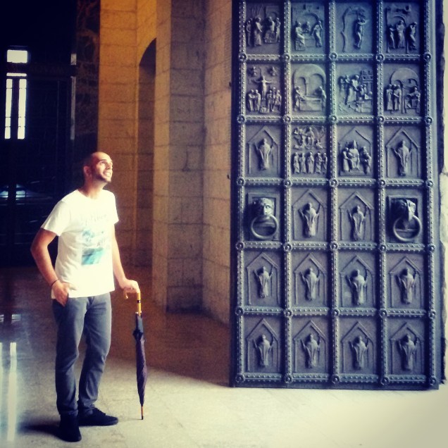 Questo sono io con affianco la porta di bronzo della Cattedrale di Benevento