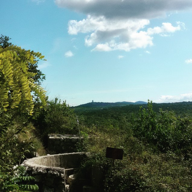 Alcune trincee e punti d'osservazione all'uscita della galleria