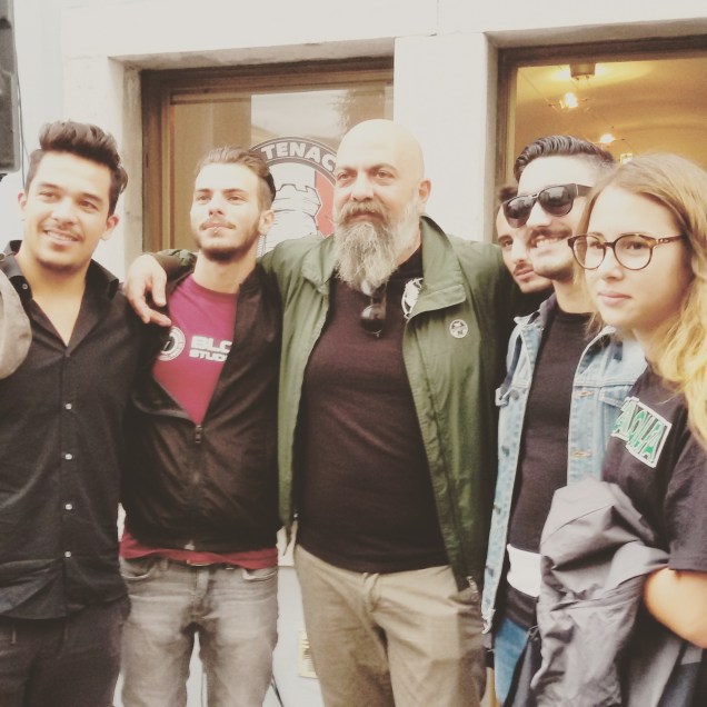 Gianluca Iannone (al centro) con alcuni giovani presenti all'inaugurazione