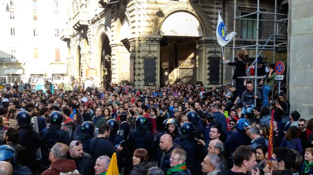 Ancuni antagonisti contrapposti ai partecipanti di "Liberiamoci"