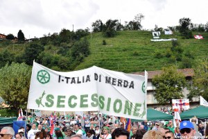 Striscione "I-talia di merda secessione"