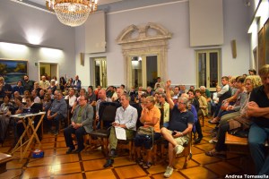 Cittadini presenti per assistere al confronto fra il sen. Maran e l'on. Fedriga