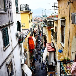 Vista dall'alto di un vicolo di Napoli