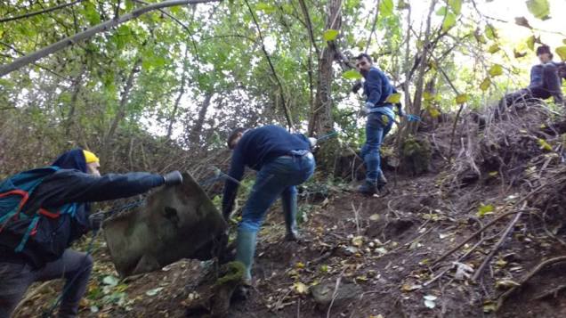 volontari legambiente all'opera