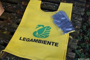 pettorina e guanti Legambiente