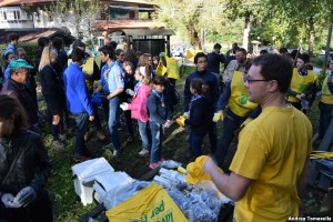 Luca Cadez distribuisce materiale Legambiente