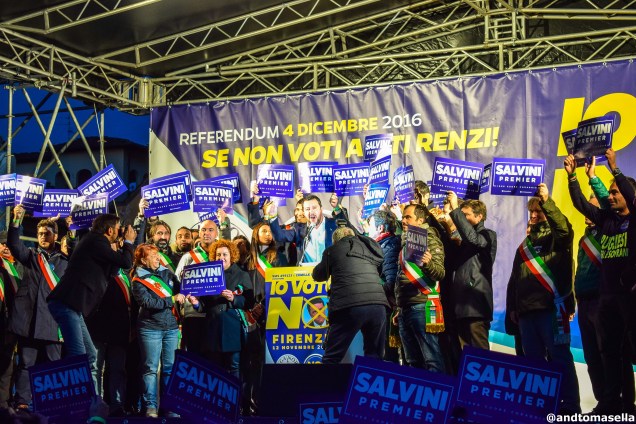 Cartelli con scritto Salvini premier