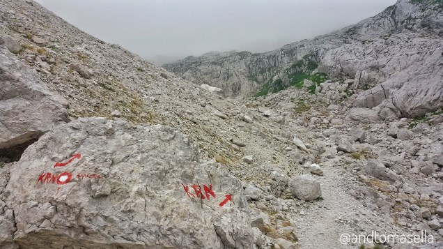 sentiero di montagna segnalato