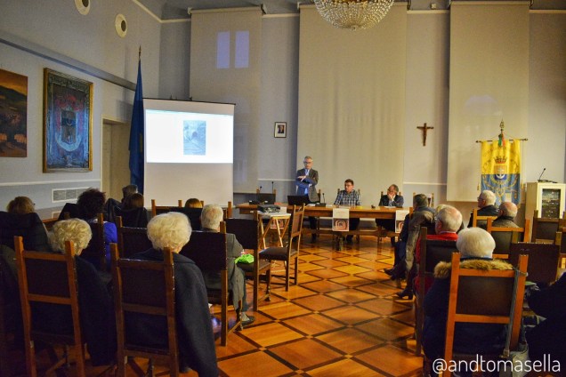 pubblico nella sala del consiglio di Palazzo Torriani