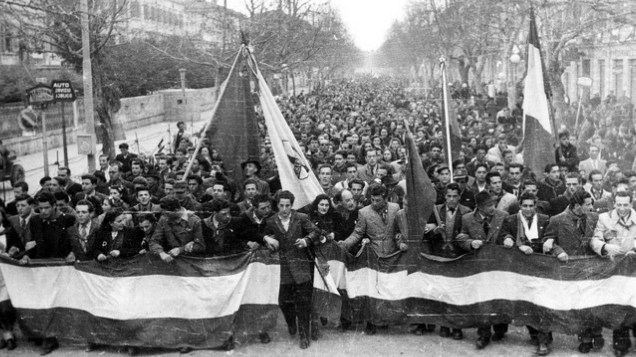 manifestaziona italiana gorizia persone bandiere