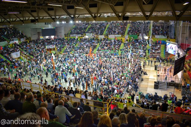 leghisti con bandiere e striscioni