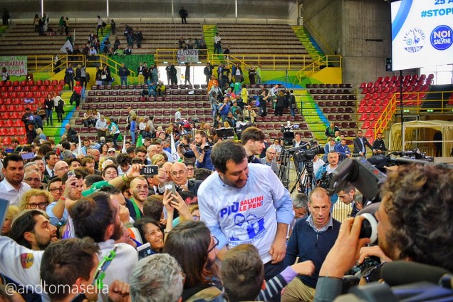 matteo salvini fra la gente