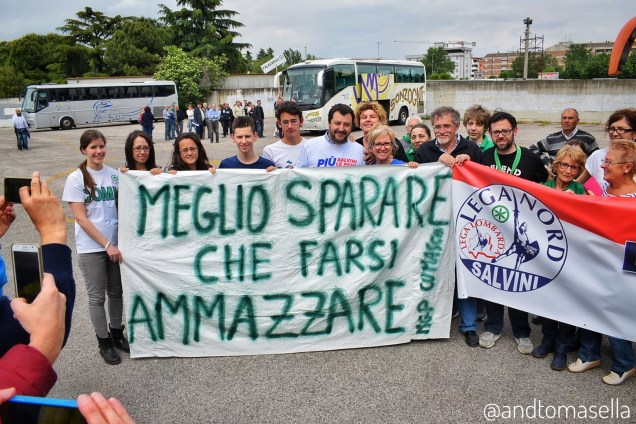 giovani padani con striscione