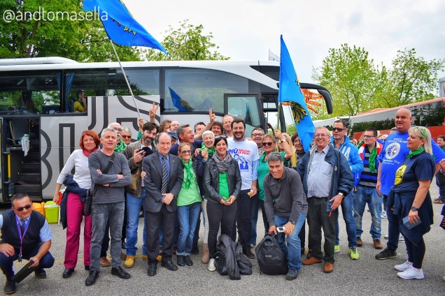 matteo salvini fra la gente