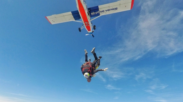 Lancio in tandem col paracadute da 4500m: il racconto di una bellissima esperienza - Skydive Venice