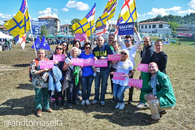 militanti lega nord emilia con cartello salvini premier