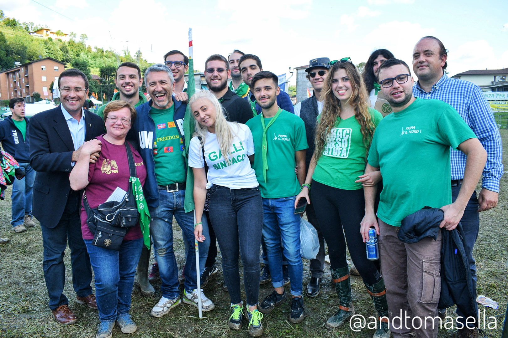 Foto di gruppo militati Lega Nord con il senatore Stefano Candiani pontida 2017
