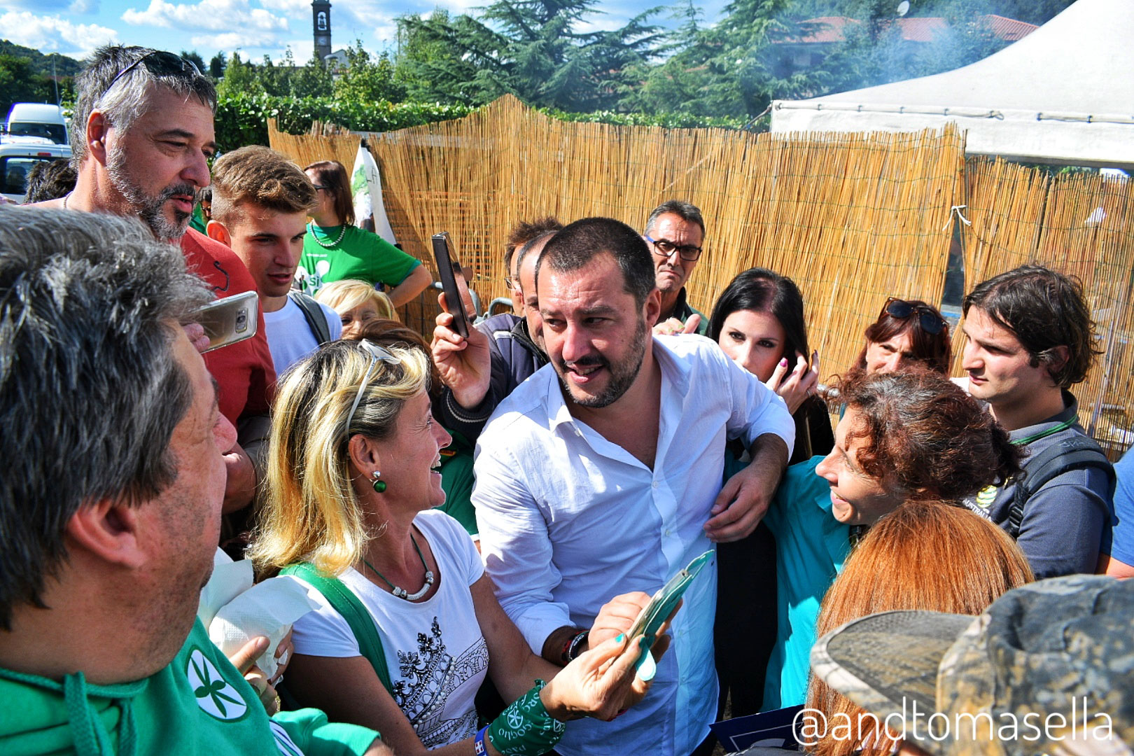 Matteo Salvini con il popolo della Lega pontida 2017