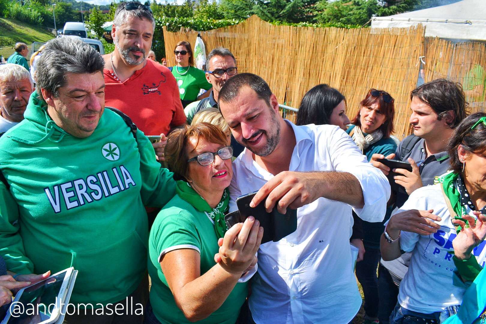 Matteo Salvini con il popolo della Lega 2