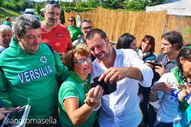 Matteo Salvini con il popolo della Lega 2