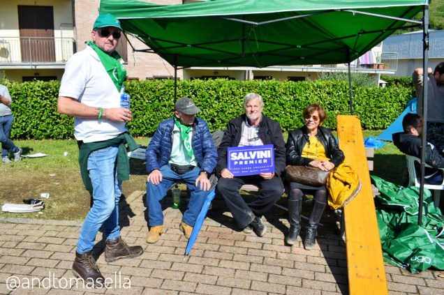 persone con cartello salvini premier