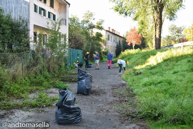 volontari legambiente gorizia raccolgono rifiuti