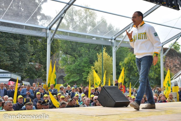 roberto moncalvo parla al pubblico di milano sto coi contadini