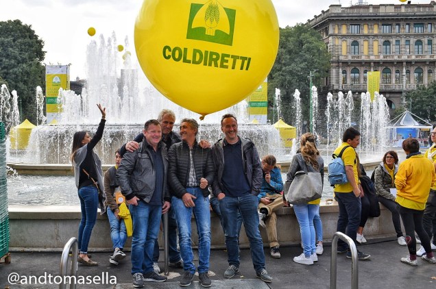foto di gruppo amici sto coi contadini palloncino coldiretti