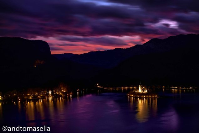 Fotografia notturna dell'Isola di Bled (scattata dal castello)
