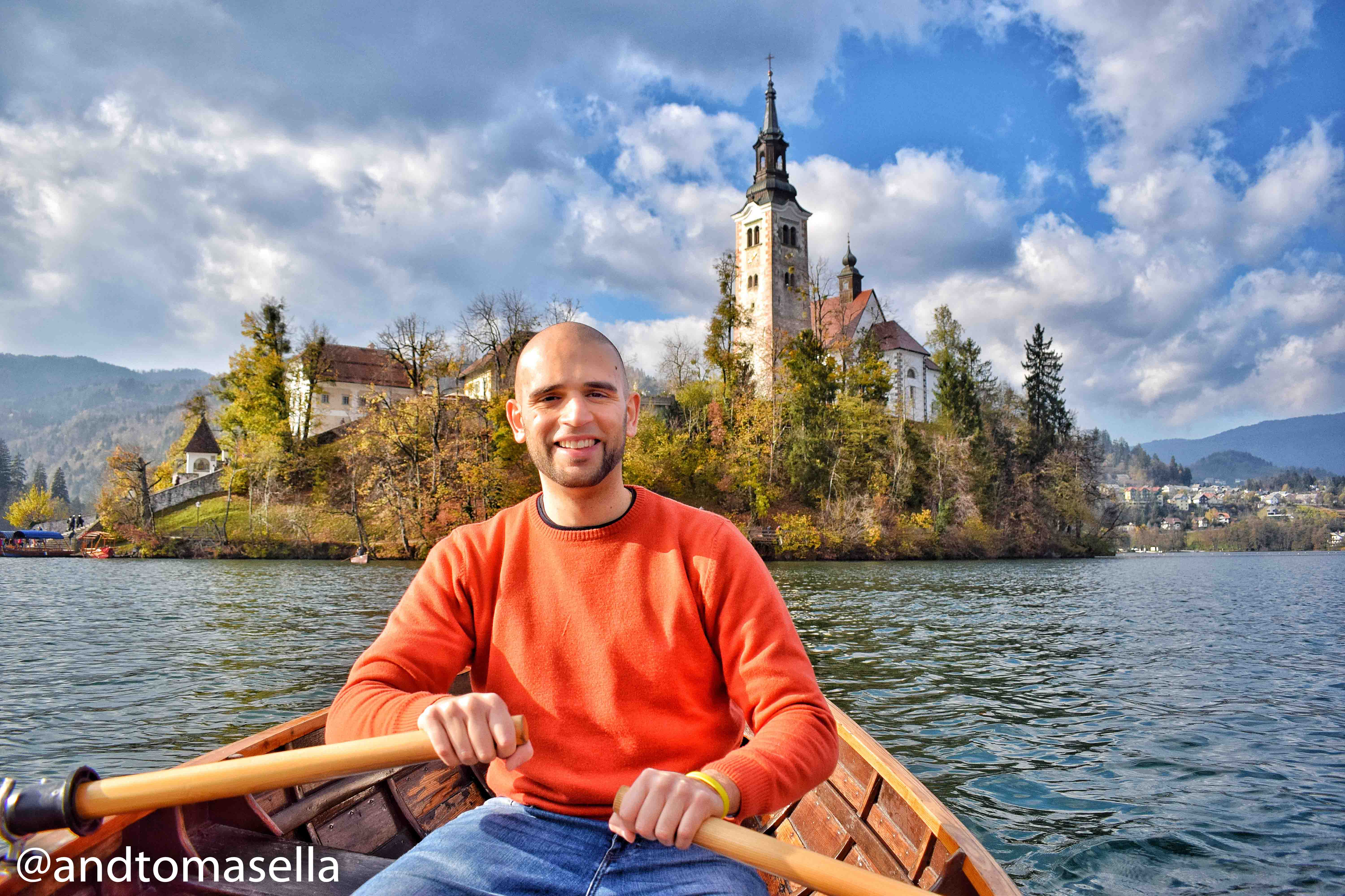 in mezzo al lago di bled con barcaa a remi
