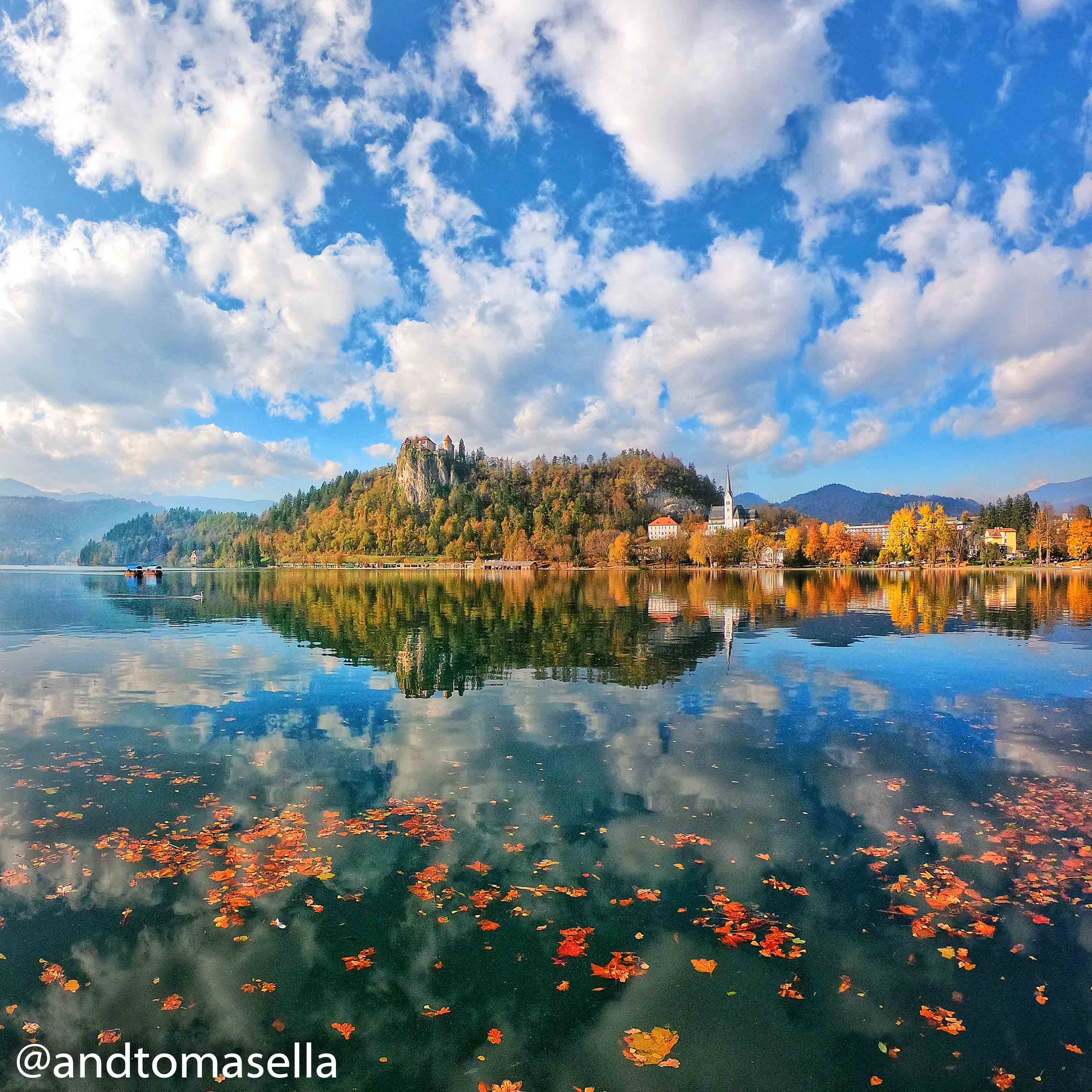Splendidi colori autunnali che di riflettono sul lago di Bled