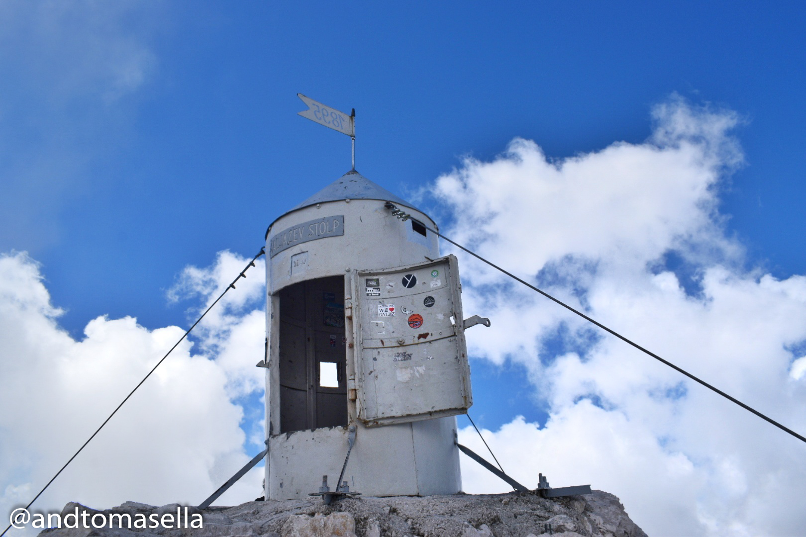 casetta parafulmini triglav sulla cima della montagna