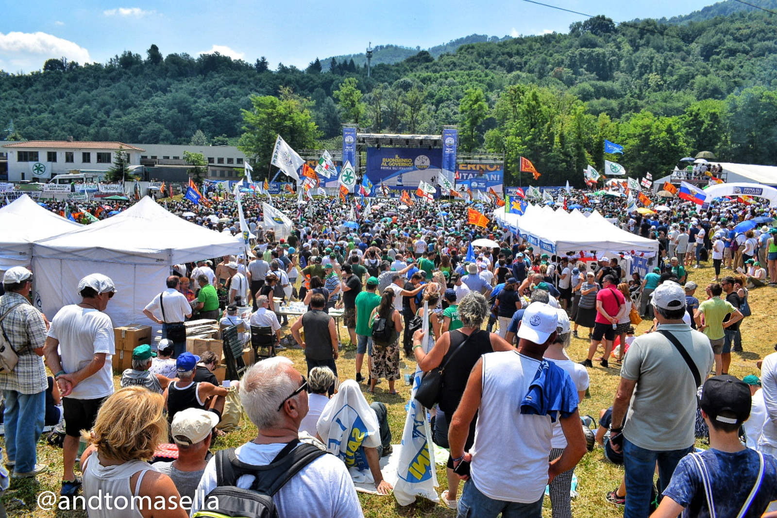leghisti a pontida per il raduno del carroccio