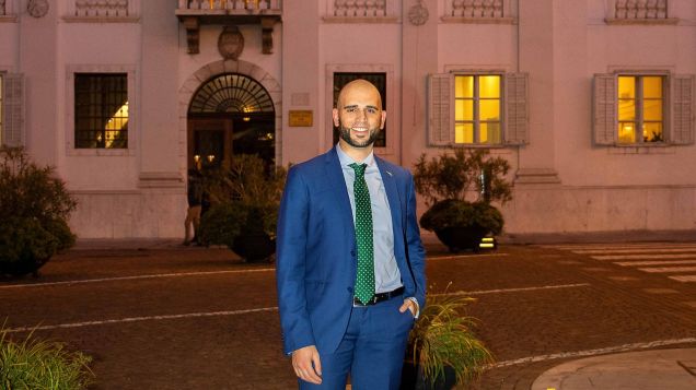 politico gorizia davanti comune con giacca blu e cravatta verde