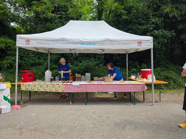 Punto ristoro con volontari FIDAS durante la Marcia del Donatore a Lucinico