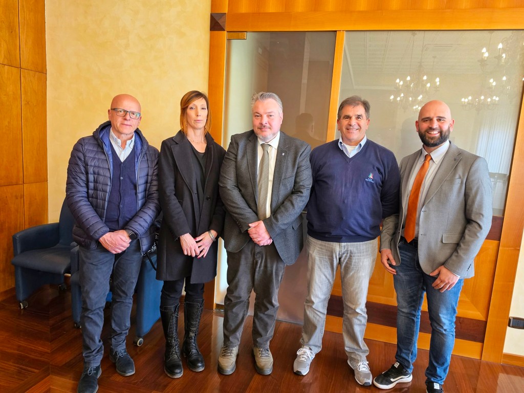 Andrea Tomasella in posa con i vertici della società consortile dell'Aeroporto di Gorizia durante la presentazione del progetto WF-X Waterfall