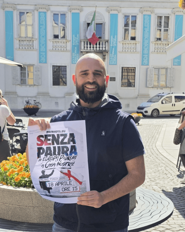 andrea tomasella davanti al comune di gorizia con manifesto lega