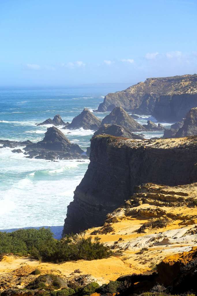 Scogliere a picco sull'Oceano Atlantico lungo il Sentiero dei Pescatori della Rota Vicentina in Portogallo