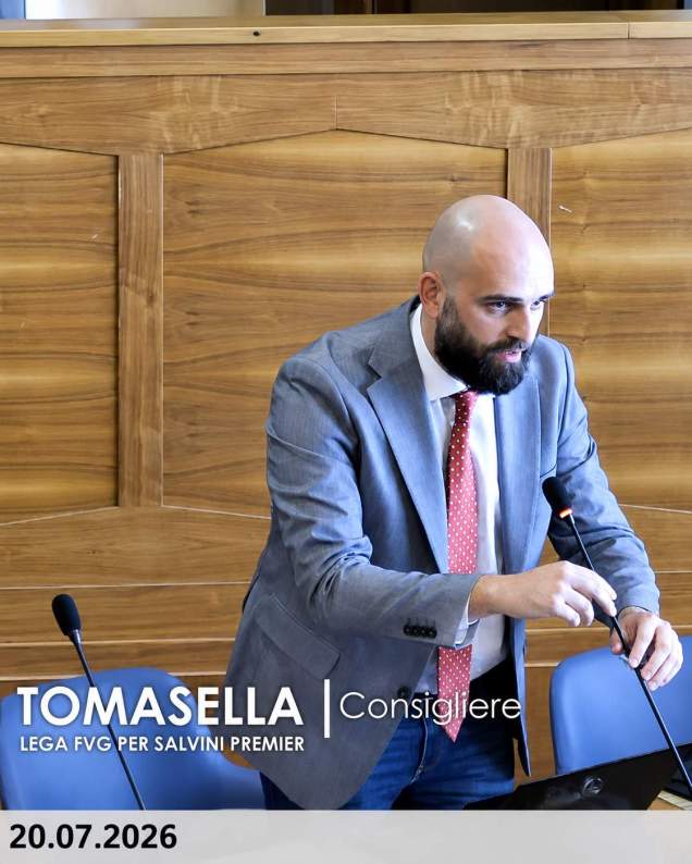consigliere comunale nell'aula di Gorizia parla al microfono